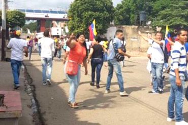 ¡AGUERRIDOS! Multitud rompió cordón de la GNB en Ureña, en frontera con Colombia (+Video +Detonaciones)