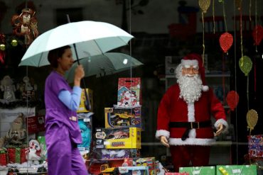 ¡TIEMPOS DE CRISIS! Padres regalan «juguetes artesanales» a falta de dinero en esta Navidad