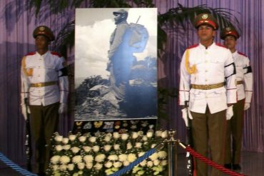 ¡TRAICIÓN A LA PATRIA! Así se inclinan Maduro y Cilia frente a la imagen de Fidel Castro (+Foto de la humillación)