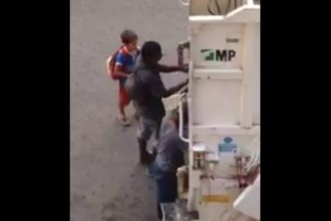 ¡QUÉ DESGRACIA! Mientras Maduro juega con la economía, niños esperan el camión de basura para resolver una comida (+Video)