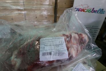 ¡DEGRADANTE! Mujer le arrancó de un mordisco el dedo a otra tras pelearse por un pernil en Petare