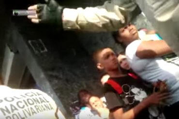 ¡PÍLLELO! La agresión de un funcionario de la PNB contra quienes estaban en la cola del EPK (+Video)