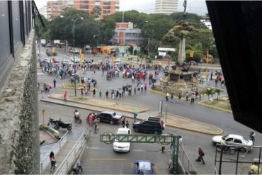 ¡IMPERDIBLE! La mega cola de venezolanos que aún espera por los perniles que prometió el gobierno