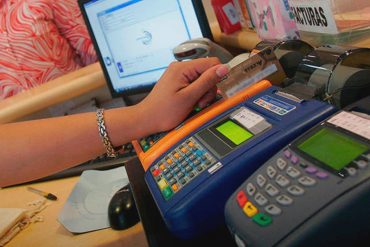 ¡AJÁ! Dictan decreto para prohibir cobro de “comisiones” en compras con tarjeta de débito