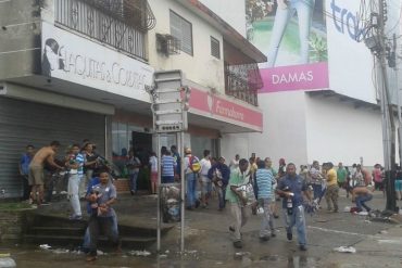 ¡ANARQUÍA TOTAL! En Ciudad Bolívar no le paran al toque de queda y saquean el Farmahorro de La Paragua (+Fotos y video)