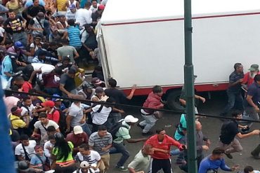 ¡EL HAMBRE ATACA! Saquean camión cargado de harina, salsa y mantequilla en Maracaibo