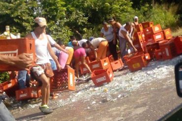 ¡VANDALISMO DESATADO! Saquean camión cargado con cervezas en la Troncal 9 de Sucre