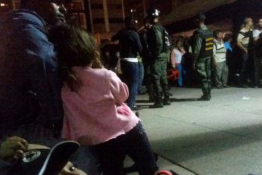 ¡INHUMANO! En Caracas la gente sigue haciendo colas nocturnas en el BCV para depositar sus billetes (+Video)