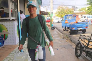 ¿TOCANDO FONDO? Venezolanos sobreviven vendiendo arepas y limonada en Dominicana