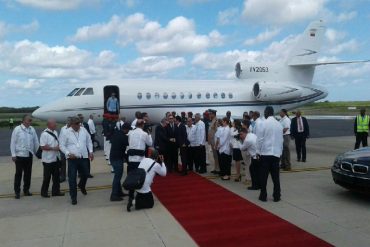 ¡SIGUE EL CHULEO! Raúl Castro llegó a reunión de la Celac en Dominicana en un avión venezolano (+Video)