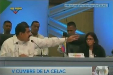 ¡SE ECHÓ SU GUINDECITO! Delcy Rodríguez se durmió con el discurso de Maduro en la Celac (+Video)