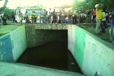 ¡DOLOR EN MACUTO! Camión arrolló a 2 niñas que no pudieron cruzar un túnel peatonal por estar inundado