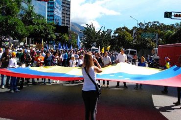 ¡RUMBO AL CNE! Así comienzan a concentrarse opositores en Parque Central (+Fotos +Videos)