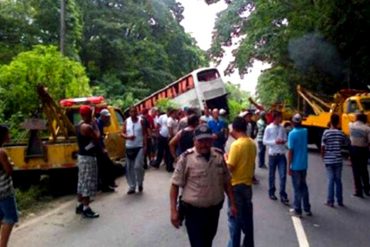 ¡FATAL! 1 muerto y 6 heridos por accidente en la Troncal 9: un autobús chocó contra una gandola