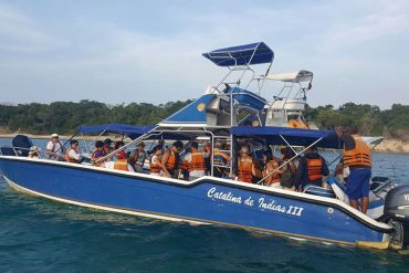 ¡ENTÉRESE! Armada de Colombia auxilia a 37 turistas que estaban a la deriva en el Caribe