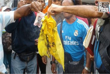 ¡QUÉ CIVILIZADOS! Chavistas quemaron bandera del partido de Julio Borges a las afueras de la Asamblea Nacional