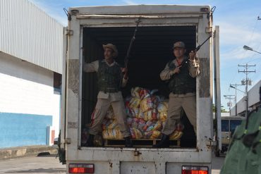 ¡BOCHORNOSA FOTO! Civiles y armados resguardaron bultos de harina y arroz durante ejercicios militares