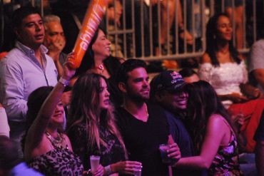 ¡PILLADOS! Gerente de Pdvsa y Manuel “Coko” Sosa disfrutaron del concierto de Enrique Iglesias en Dominicana