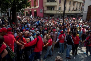 ¡CHANTAJE! Venezolanos hacen cola por el «Carnet de la Patria» porque si no, «no les darán los CLAPS»