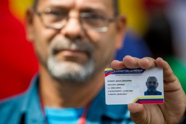 ¡MÍRALO! Con este vergonzoso cartel les toman fotos a empleados públicos que piden su Carnet de la Patria