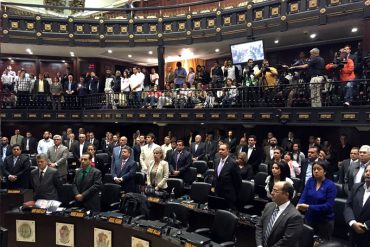 ¡SENTIDO HOMENAJE! Diputados hicieron un minuto de silencio por Arnaldo Albornoz y por los caídos en forma violenta (+Video)