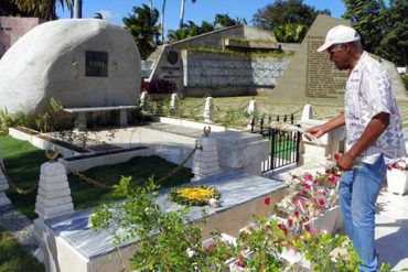 ¡OTRO DOLIENTE! Danny Glover visitó la tumba de Fidel Castro: le llevó una flor y guardó un minuto de silencio