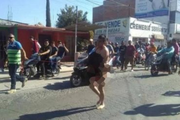 ¡IMPERDIBLE! Lo hicieron desfilar desnudo en las calles por saqueador (+Video)