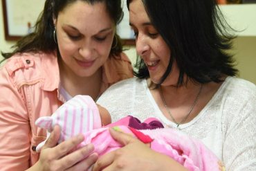 ¡ENTÉRENSE! CNE emitió primera partida de nacimiento con dos madres venezolanas