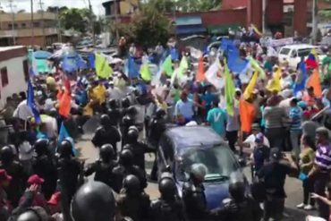 ¿DIÁLOGO DE PAZ? Así fue el enfrentamiento entre la GNB y la oposición en sede del CNE en Maturín (+Video)