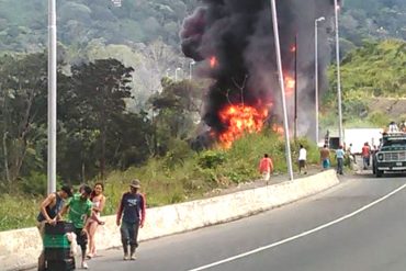 ¡DESASTRE! Mientras bomberos atendían heridos en incendio de la ARC, personas saqueaban camión de arroz