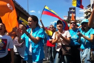 ¡LA MÁS RESTEADA! María Corina tranca la autopista Francisco Fajardo: «De aquí no nos vamos»