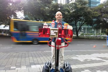 ¡GENIAL! Venezolano en Colombia causa furor vendiendo obleas de manera innovadora (+Fotos)