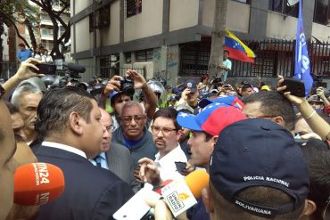 ¡QUE LO SEPA TIBY! Luis Emilio Rondón recibió exigencias de la MUD en la Av. Libertador (+Foto +Videos)