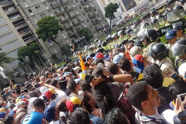 ¡ATENTOS! Fuerte tensión entre opositores y piquete de la PNB en Av. Libertador (+Fotos+Videos)