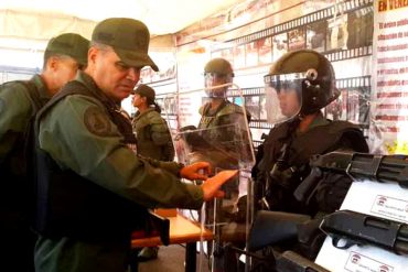 ¡INTIMIDANDO! Padrino López exhibió con orgullo las armas con las que cuenta la FANB para reprimir (+Fotos)