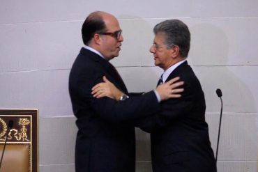 ¡GESTO DE UNIDAD! El abrazo que ofreció Ramos Allup a Julio Borges tras ser designado presidente de la AN