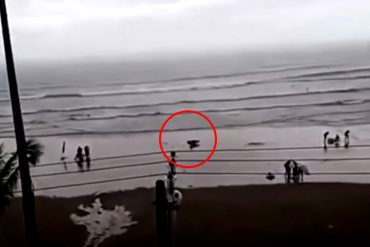 ¡INCREÍBLE! Video capta el momento exacto en el que un rayo impacta a una joven en la playa (+Video)