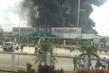 ¡ENTÉRESE! Cierran el paso en la Encrucijada tras fuerte incendio en el Súper Líder