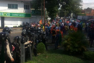 ¡A VER SI REACCIONAN! Lo que llevaron manifestantes del Táchira a los GNB que custodiaban el CNE (+Video)