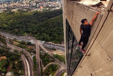 ¡OTRO ABUSO! Sebin golpeó a joven que subió a la cima de Parque Central y la Torre Confinanzas