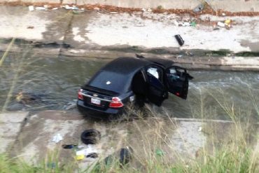 ¡FATAL! Un muerto y un herido al caer vehículo al río Guaire