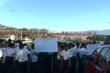 ¡COLAPSO TOTAL! Liceístas trancan la Valle-Coche por falta de clases (+Video)