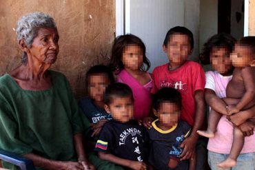 ¡TRAGEDIA SOCIALISTA! Abuela con 7 nietos pequeños: «Pasamos el día tomando agua de huesos»