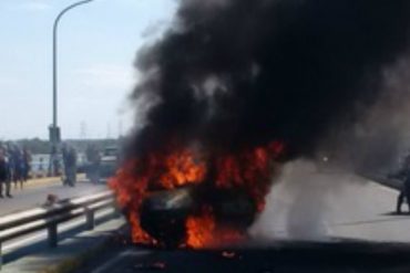 ¡ENTÉRESE! Un vehículo se incendió en el puente sobre el lago de Maracaibo (hay una mujer con quemaduras graves)