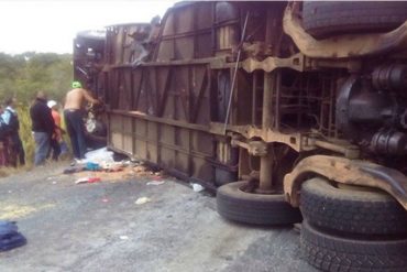 ¡TRÁGICO! 10 muertos y 13 heridos deja choque entre autobús y camión en Bolívar (+Fotos)