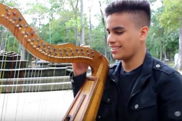 ¡IMPRESIONANTE! A punta de arpa este venezolano interpreta las canciones más pegadas del momento