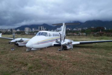 ¡ÚLTIMA HORA! Avioneta aterrizó “de barriga” en La Carlota: Le falló el tren de aterrizaje