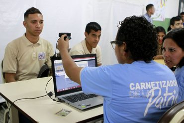 ¡SOLO EN REVOLUCIÓN! Hasta seis mil bolívares cobran por sacar Carnet de la Patria en el Zulia