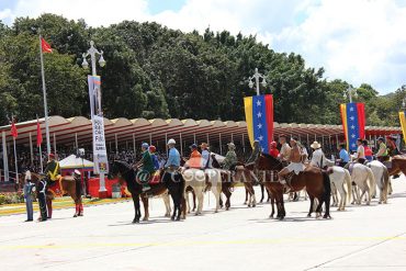 ¿NERVIOSO? El general del Ejército que se le olvidó el discurso en pleno desfile por Zamora (+Video)