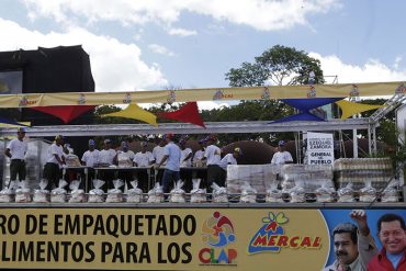 ¡INSÓLITO! Las bolsas del CLAP y un carnet gigante se pasearon en el desfile de Zamora (+Video)